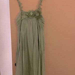 Beautiful dress, vine straps, floral detail on front